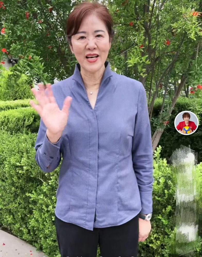 三位妇女过日子都比较实在，她们除了准备好包水饺的面和肉馅之外，又买了一只鸡、一条鱼和两斤排骨，做了几道荤素搭配的家常菜。